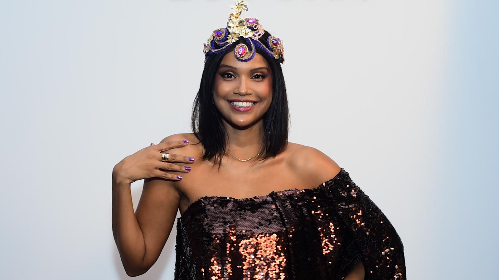 Aline Dias revela inspirações para look fashion: ‘Homenagear essas mulheres’