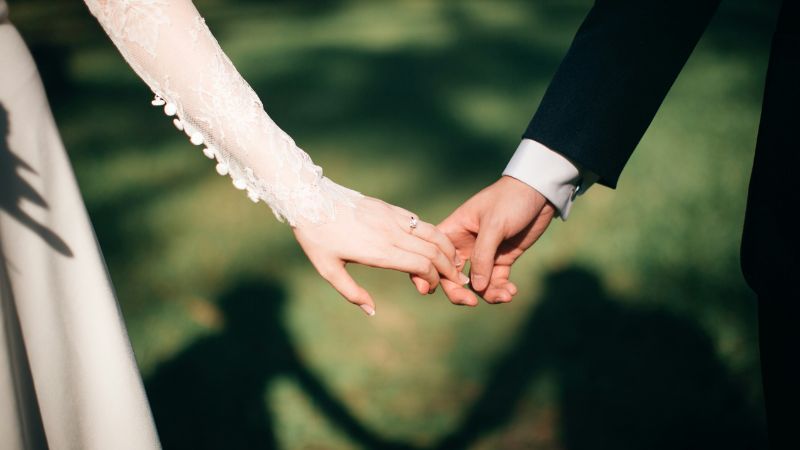 Após discussão com a sogra sobre seu casamento, mulher se irrita e esfaqueia o noivo