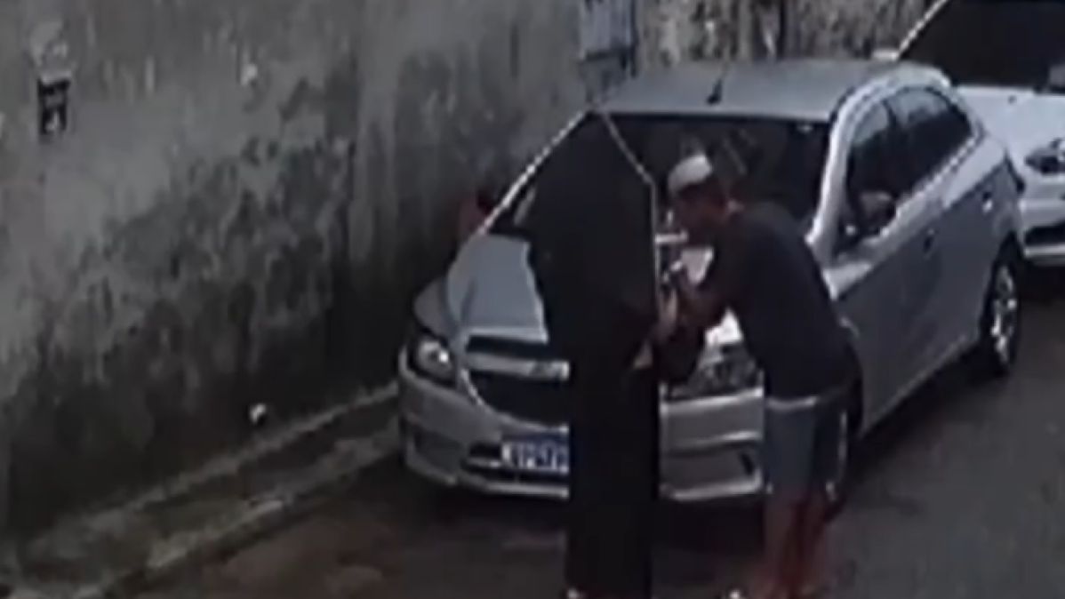 Ladrão arranca aliança da vítima com os dentes durante assalto