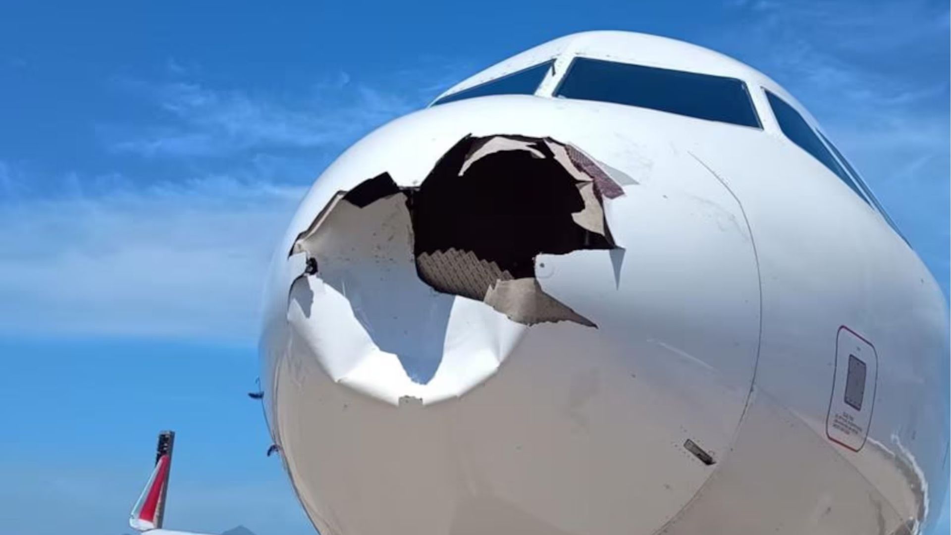 Meu Deus! Avião da Latam é destruído após colidir com pássaros no RJ