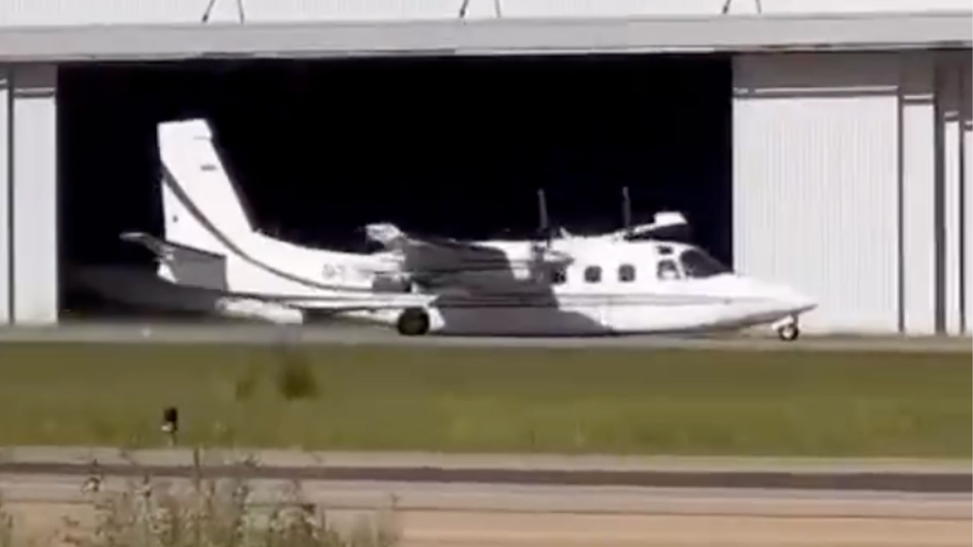 Vídeo mostra princípio de incêndio em aeronave que realiza pouso de emergência em SP