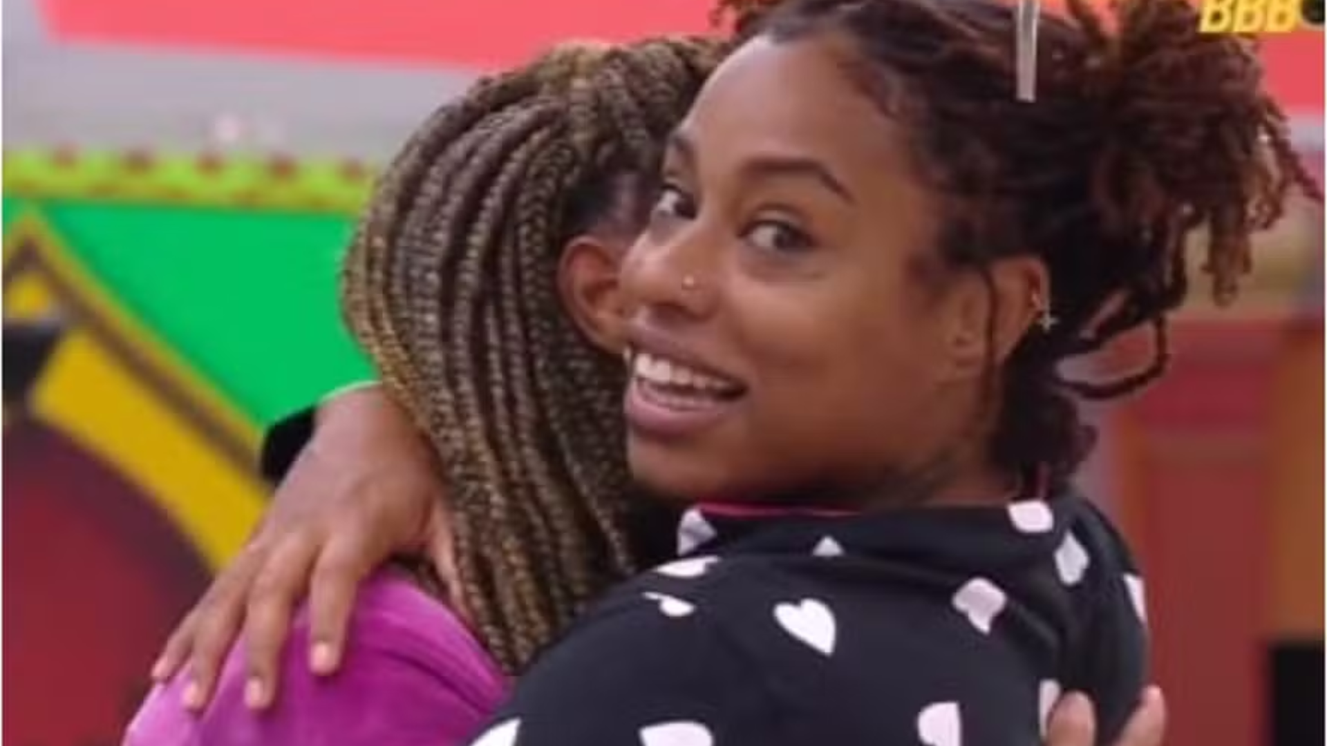 BBB 25: Aline e Thamiris conversam sobre beijo que deram na festa: ‘Veio com tudo’