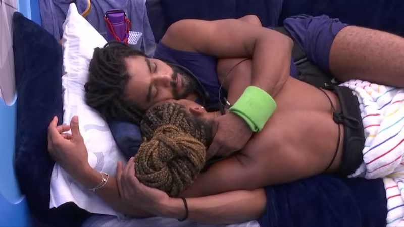 BBB 25: Após discussão, Aline e Diogo Almeida trocam carinhos no quarto