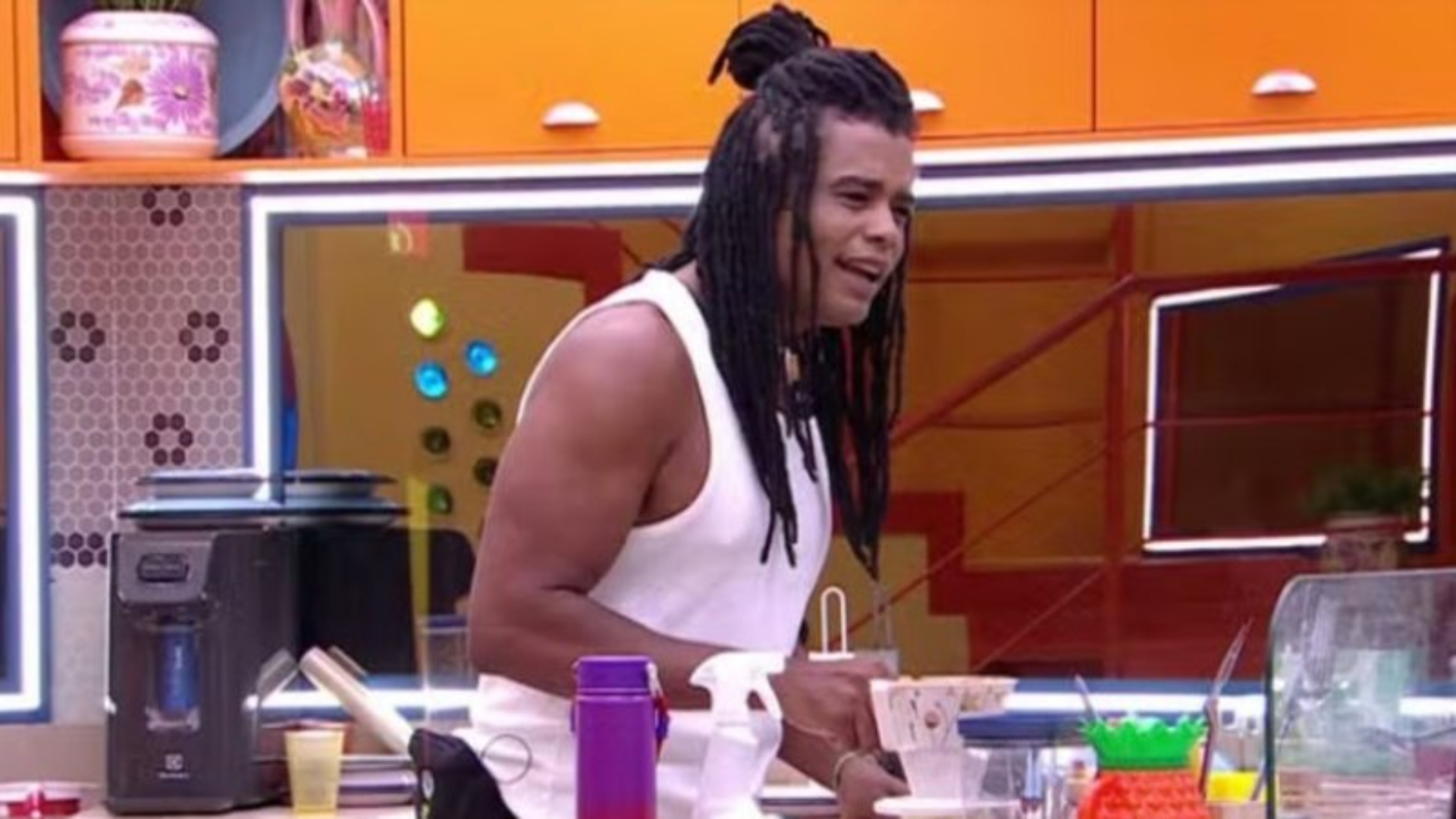 BBB 25: Diogo descobre que Aline beijou Thamiris durante festa: ‘O quê?’