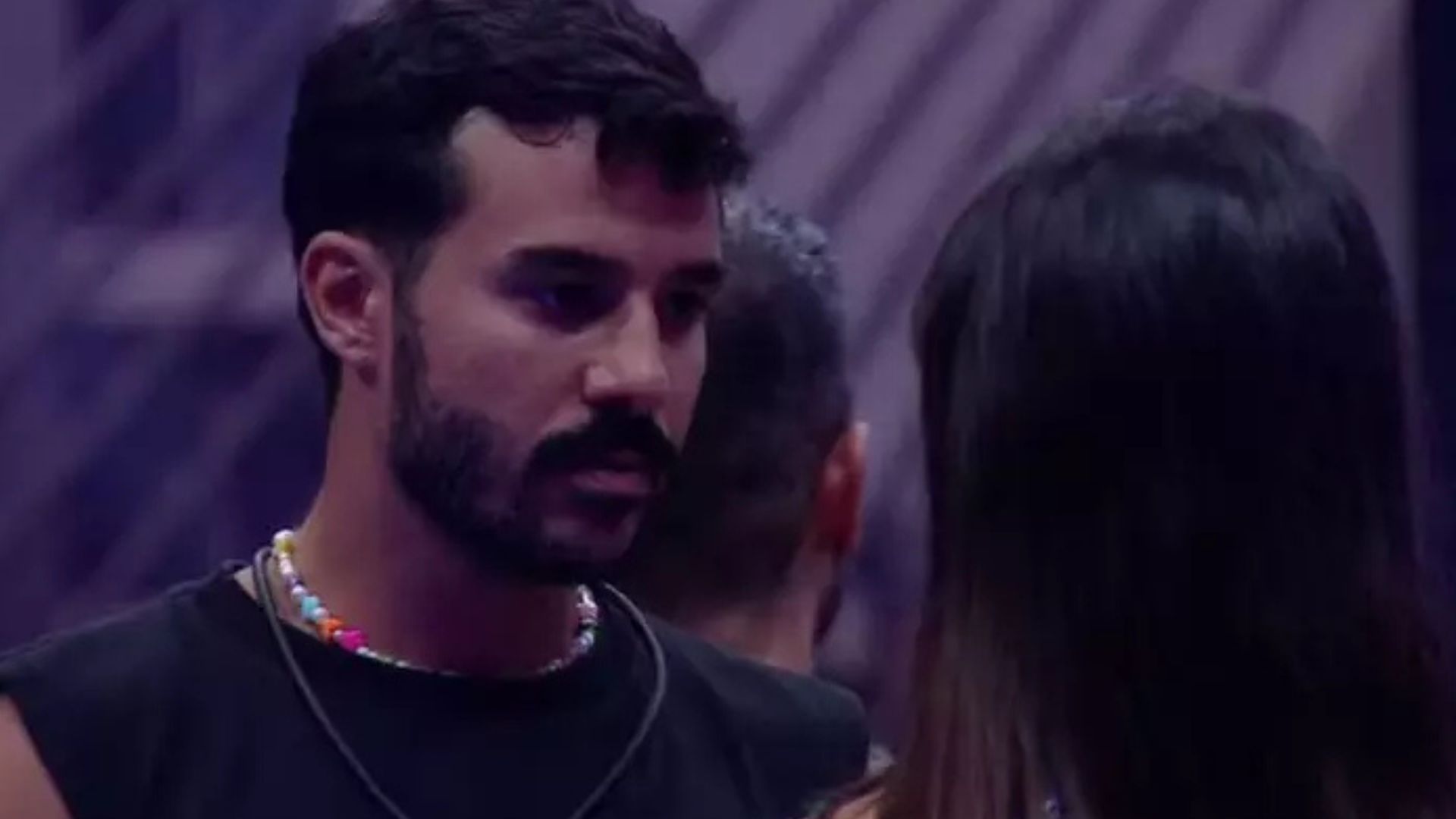BBB25: Vitória se desculpa com Thamiris e leva sermão de Mateus: ‘Se humilhar’