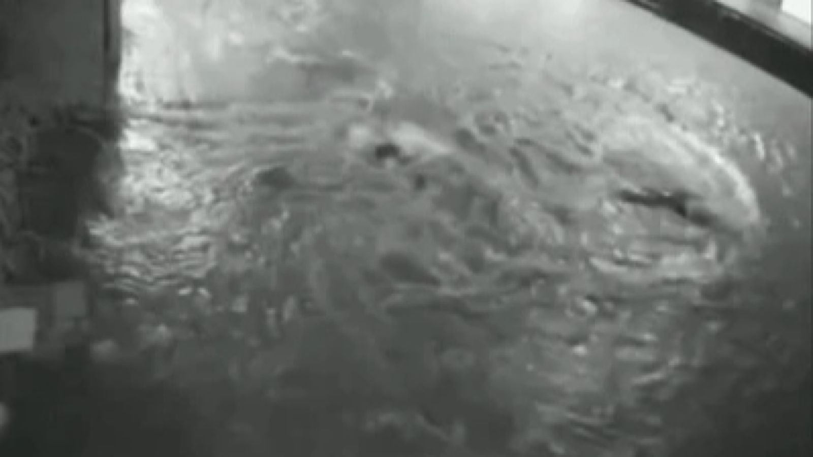 Criança de cinco anos cai em bueiro enquanto tomava banho de chuva