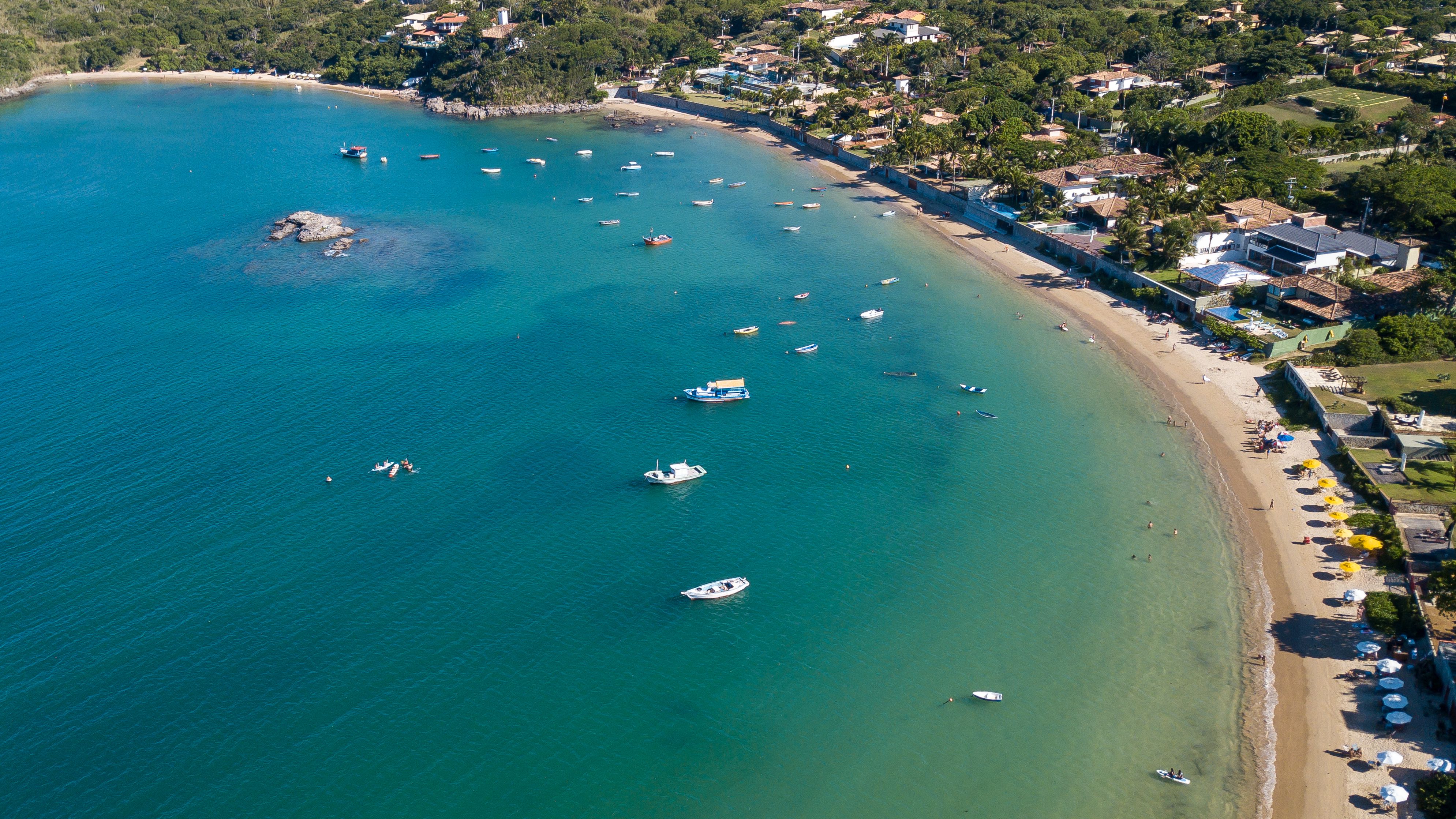 Chá revelação em alto-mar termina em naufrágio em Búzios; saiba mais