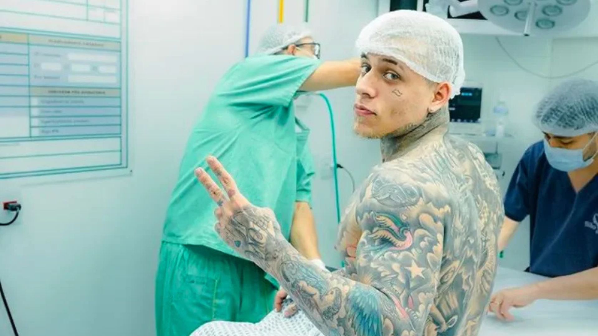 MC Pedrinho reflete sobre uso de anestesia geral em tatuagem: ‘É um choque’