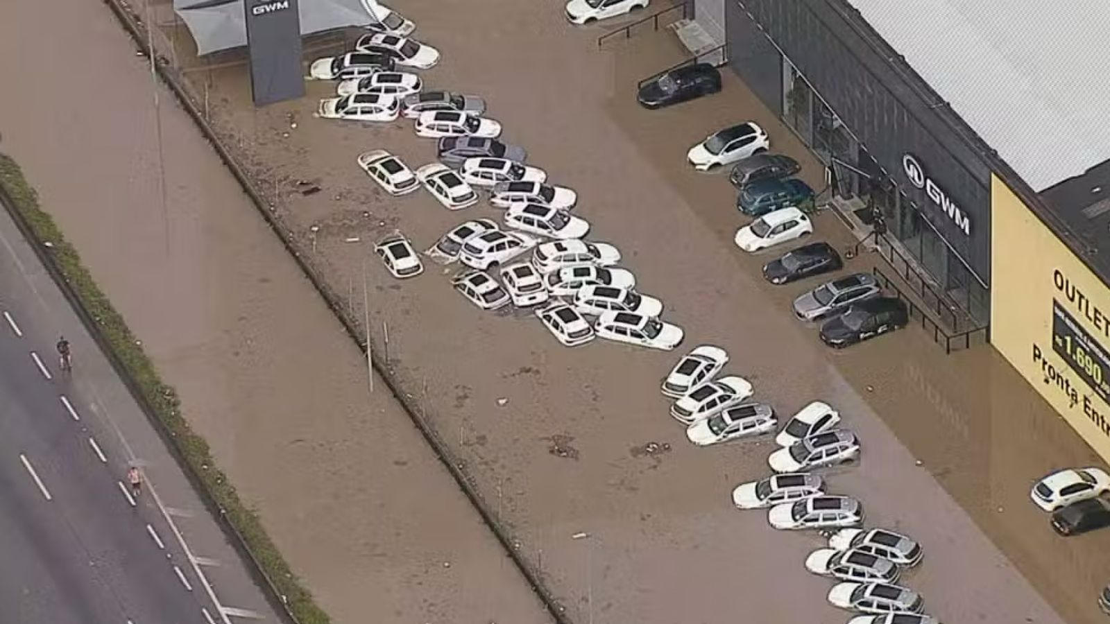 Concessionária de carros de luxo fica embaixo d’água na Grande SP