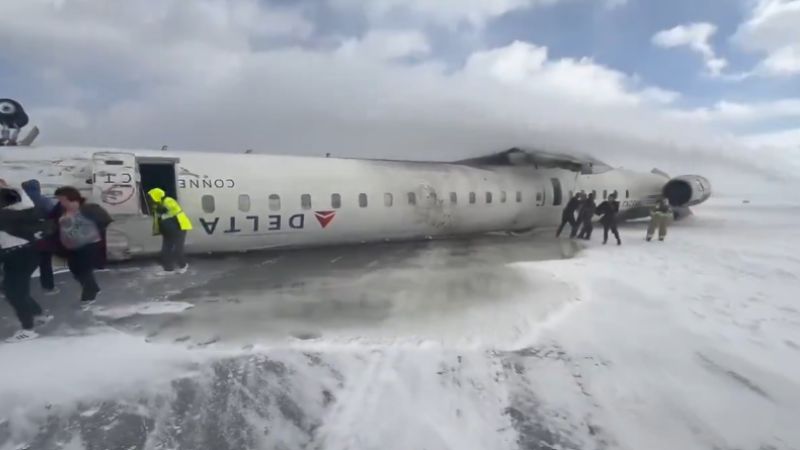 Chocante! Avião capota ao pousar no Canadá e deixa feridos; confira vídeo