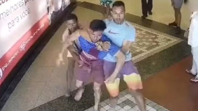 Homem de 29 anos é morto com 10 tiros em calçada de shopping no Ceará