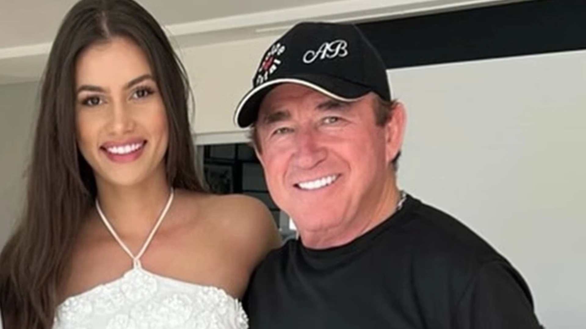 Amado Batista define data de casamento com namorada 50 anos mais nova