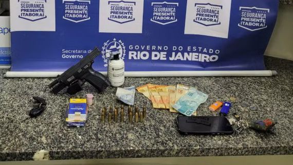 Dupla é presa suspeita de usar granada para extorquir comerciantes