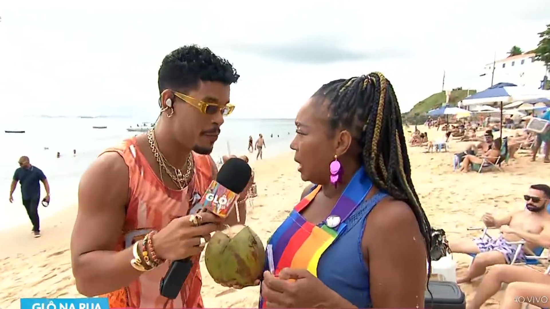 Mulher pega repórter de surpresa ao vivo no Mais Você: ‘Você vai chupar?’