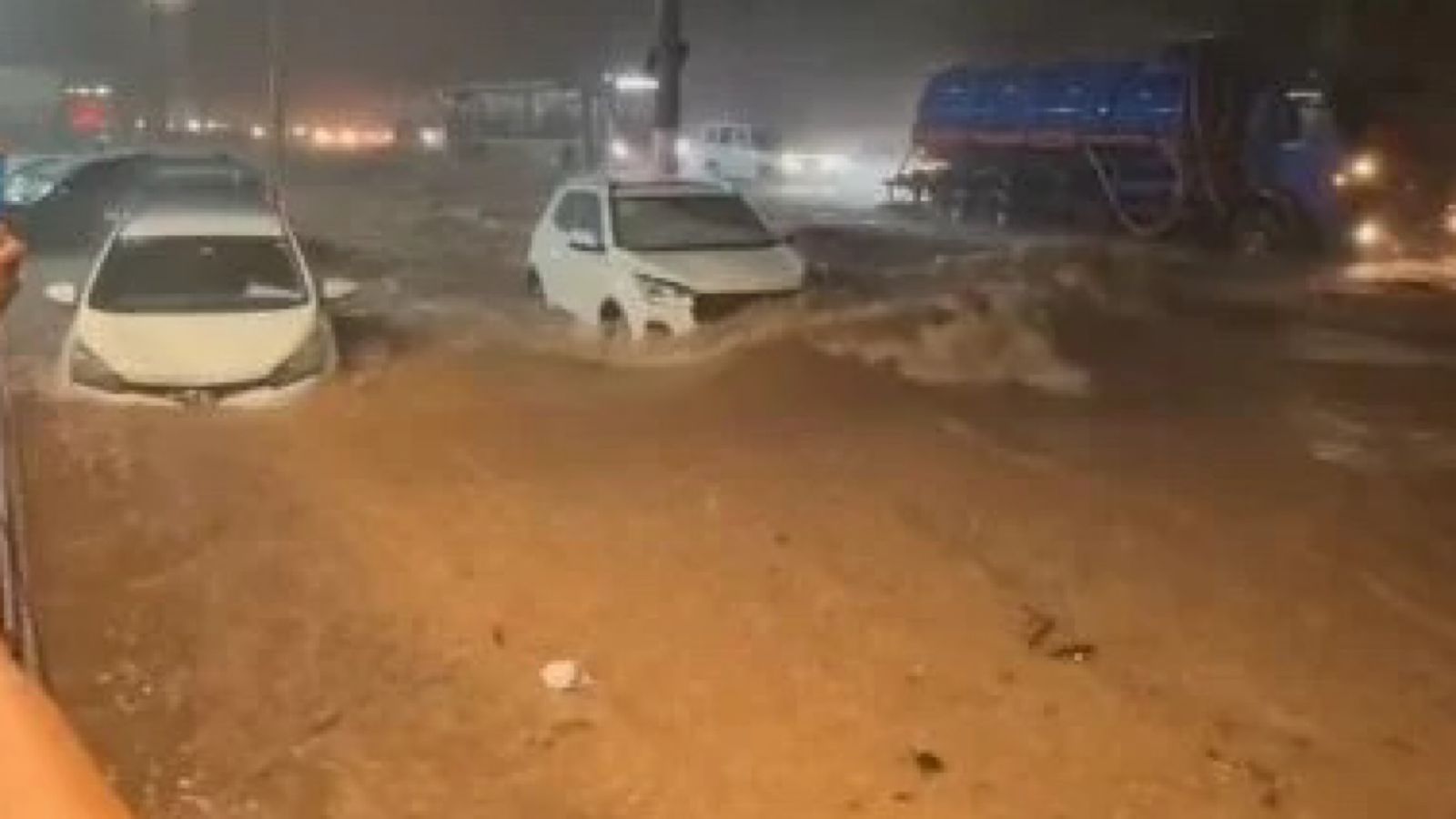 Mulher morre após ter carro arrastado por enxurrada em São Paulo