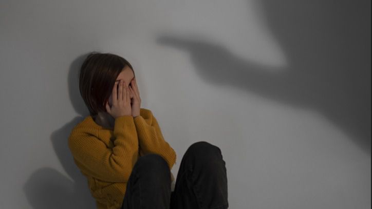 Cuidadora é flagrada maltratando e quebrando o braço de criança com deficiência
