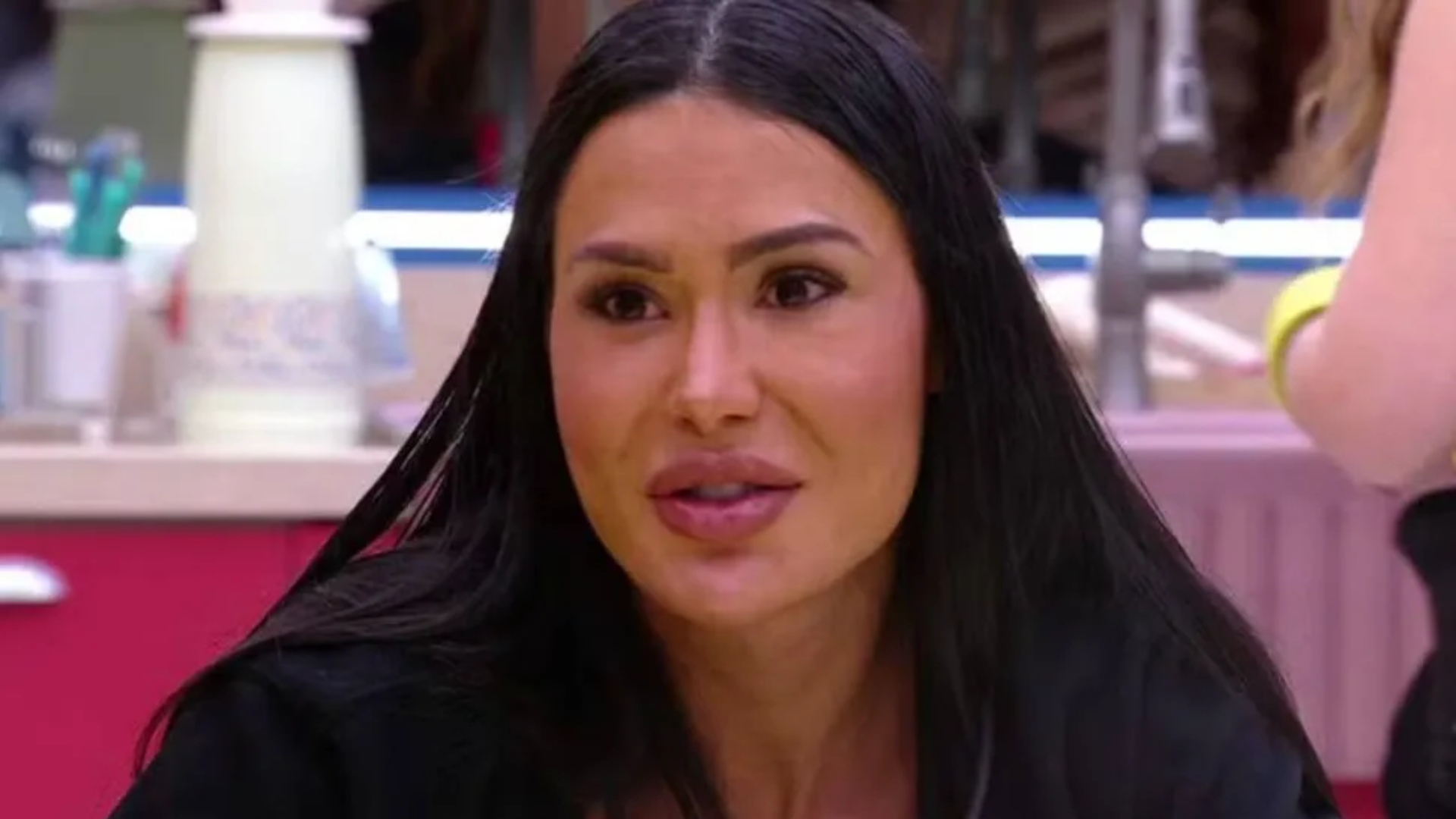 Gracyanne Barbosa é procurada pela Justiça, mas endereço do BBB atrapalha