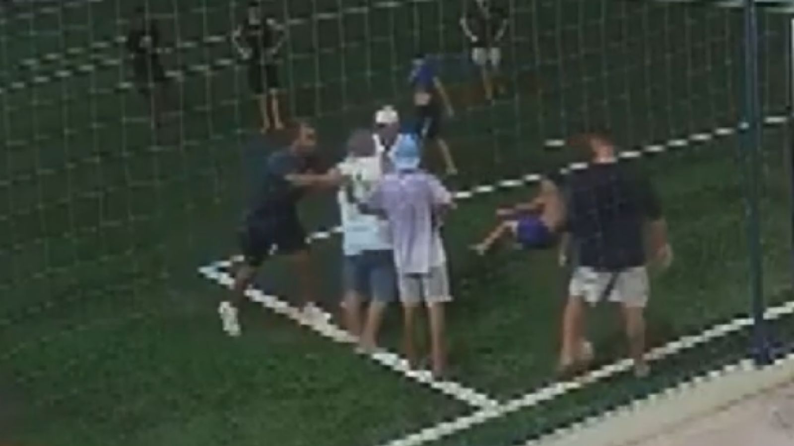 Homem invade campo de futebol e agride criança de dez anos