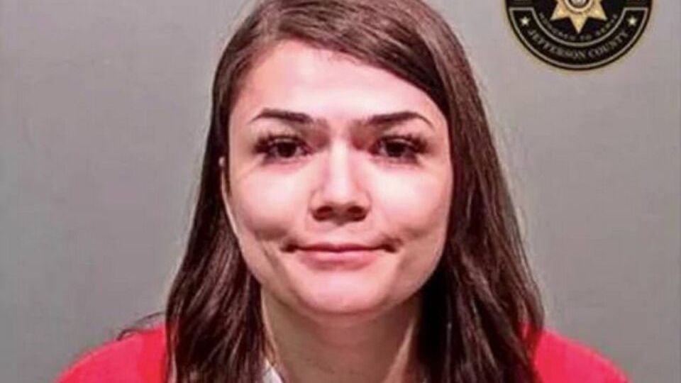 Professora é presa após sexo com aluno de 16 anos e o mandar matar colega de sala