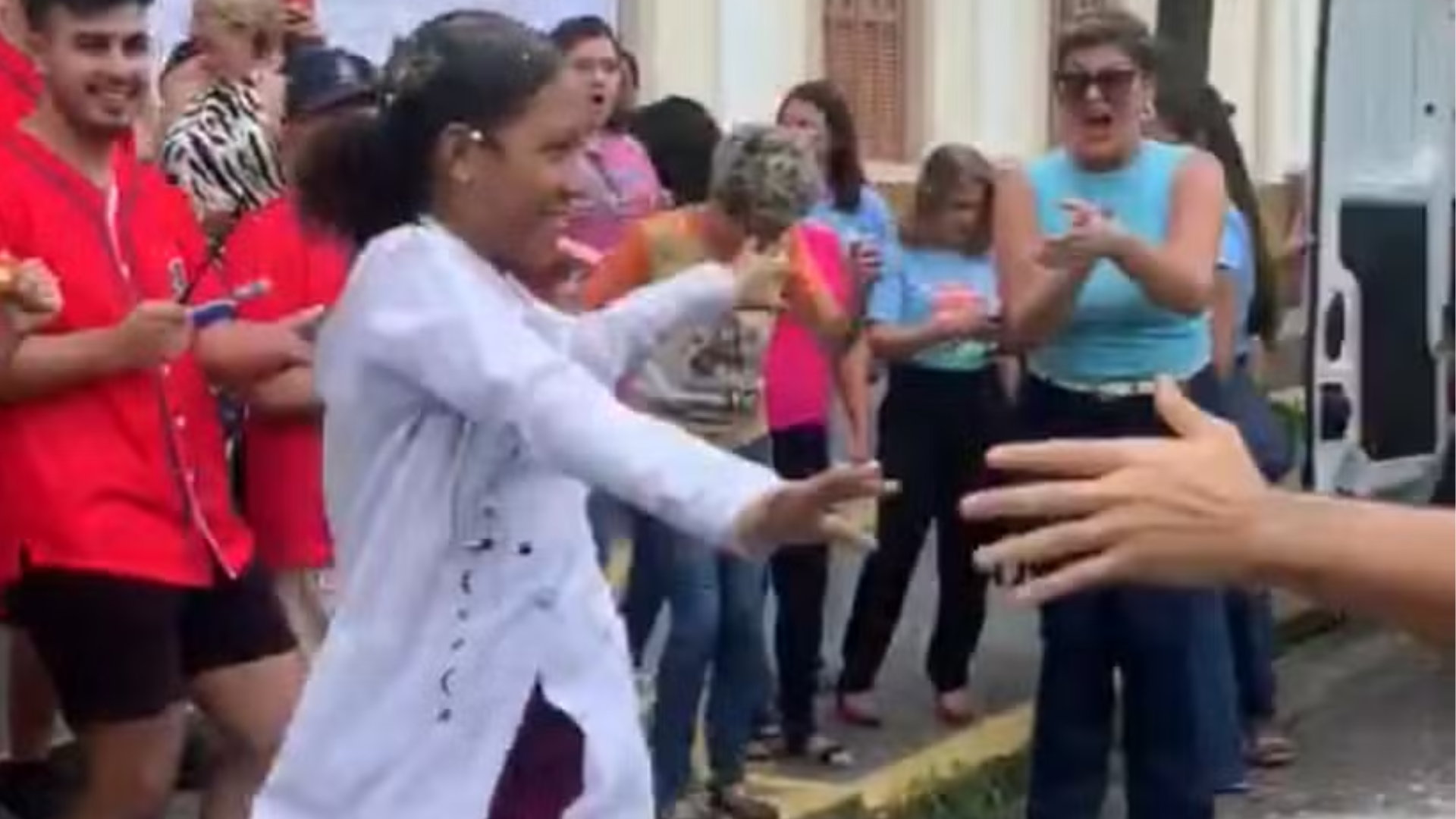 Jovem finge aprovação em medicina, é desmascarada na web e revela motivo surpreendente
