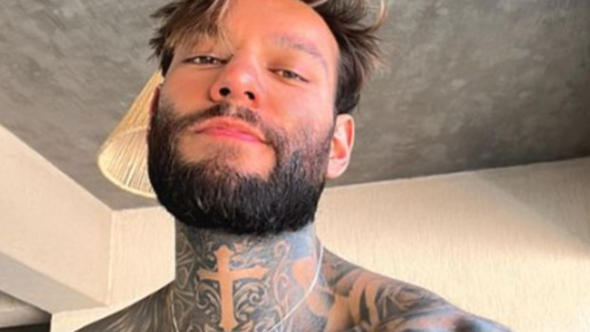 Lucas Lucco chora em vídeo e faz desabafo: ‘Uma crise’