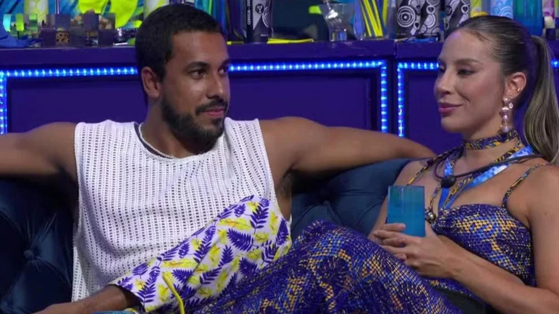 BBB 25: Maike investe em Renata, tenta dar beijo na boca mas leva toco: ‘Não gosto’