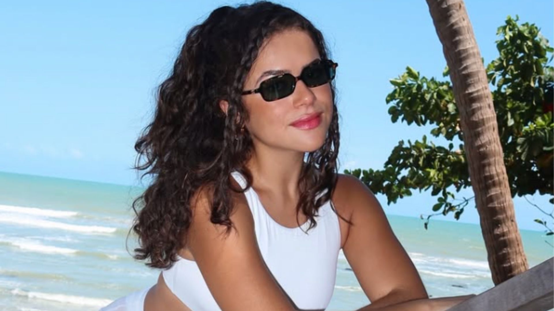 Maisa emociona ao repetir foto com o pai duas décadas depois; confira!