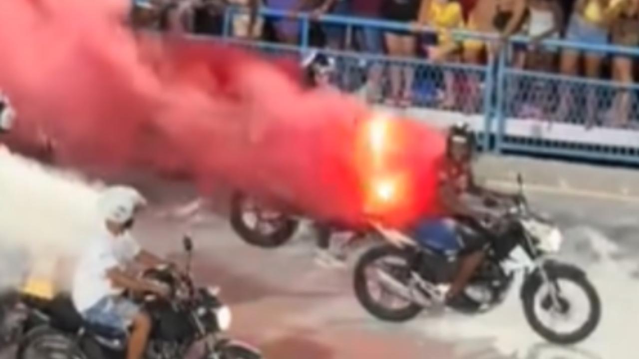 Vídeo: Moto pega fogo em ensaio da Grande Rio na Sapucaí; confira