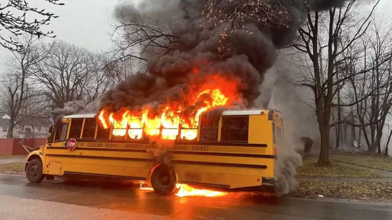 Motorista salva 15 crianças de incêndio em ônibus escolar