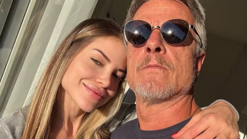 Namorada de Marcello Novaes rebate críticas de internautas: ‘Parem de ser doidos’