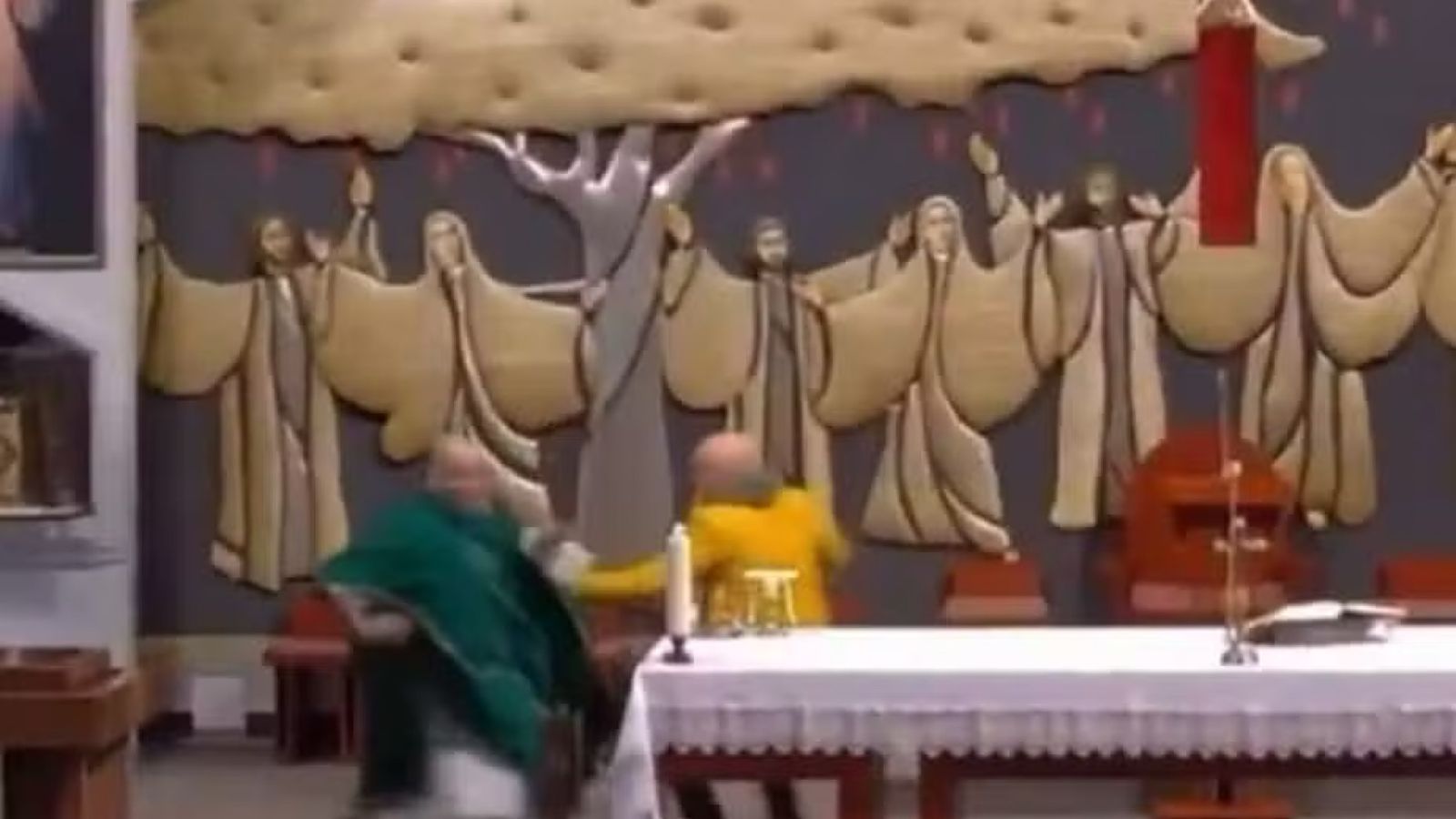 Homem sobe em altar com faca e tenta esfaquear padre durante missa