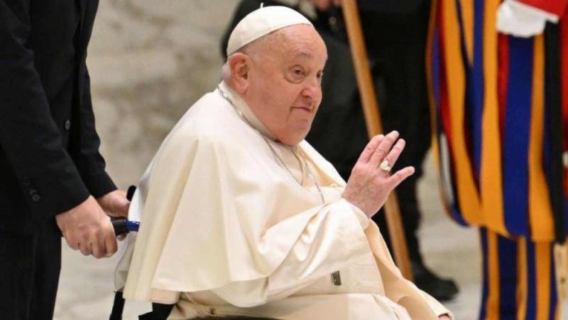 Papa Francisco tem estado de saúde atualizado pelo Vaticano após internação: ‘Levantou-se’