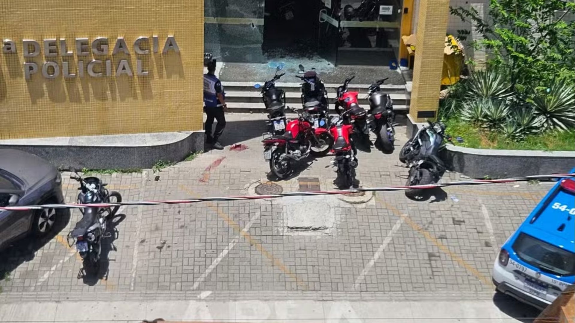 Policial civil surta e é morto após atirar na namorada e em colegas dentro de delegacia