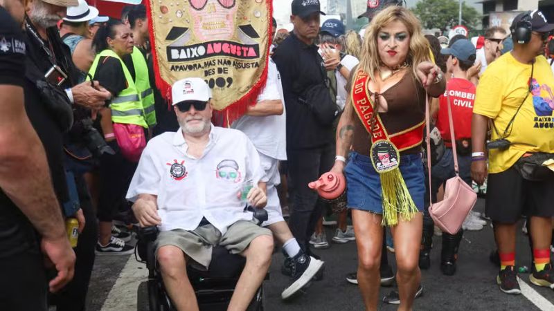 Porta-bandeira apanha durante tumulto em bloquinho de Carnaval: ‘Fui atacado’