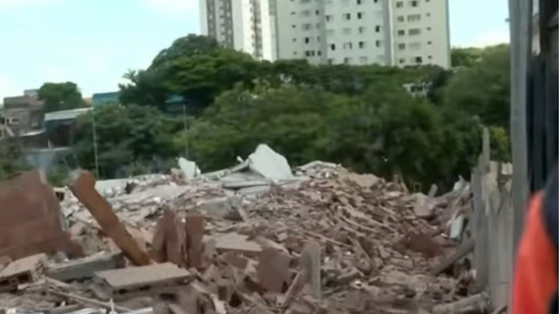 VÍDEO: Prédio desaba em São Paulo e causa pânico entre moradores