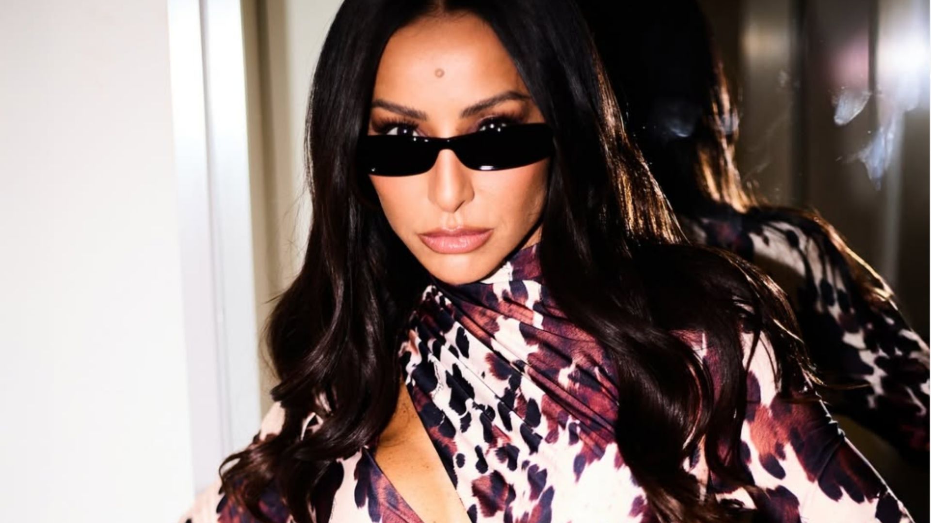 Sabrina Sato aposta em look ousadíssimo com recortes e impressiona fãs: ‘Saí assim’