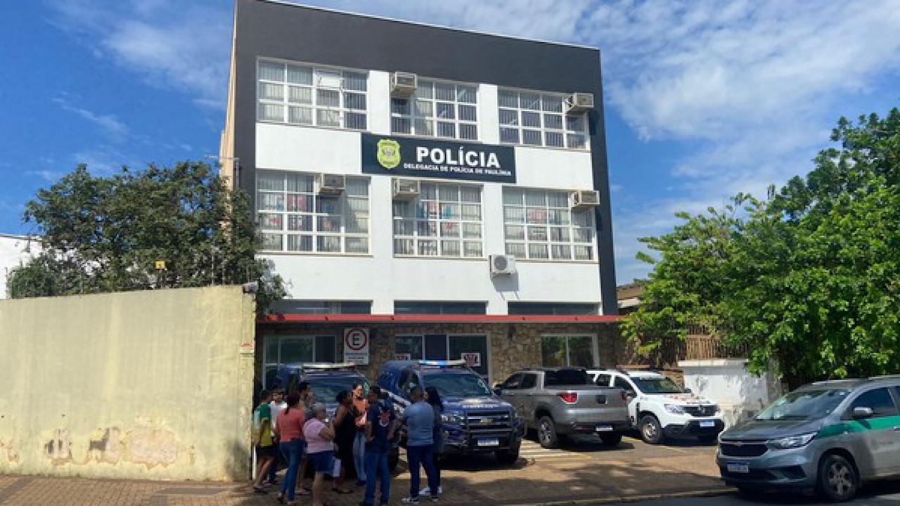 Mulher morre após ser esfaqueada pelo namorado na frente do filho