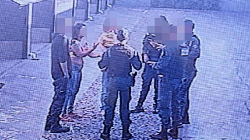 Absurdo! Mulher é flagrada em motel com dois homens e o filho de 2 anos