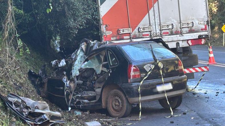 Cinco jovens morrem após grave acidente entre carro e caminhão no Paraná