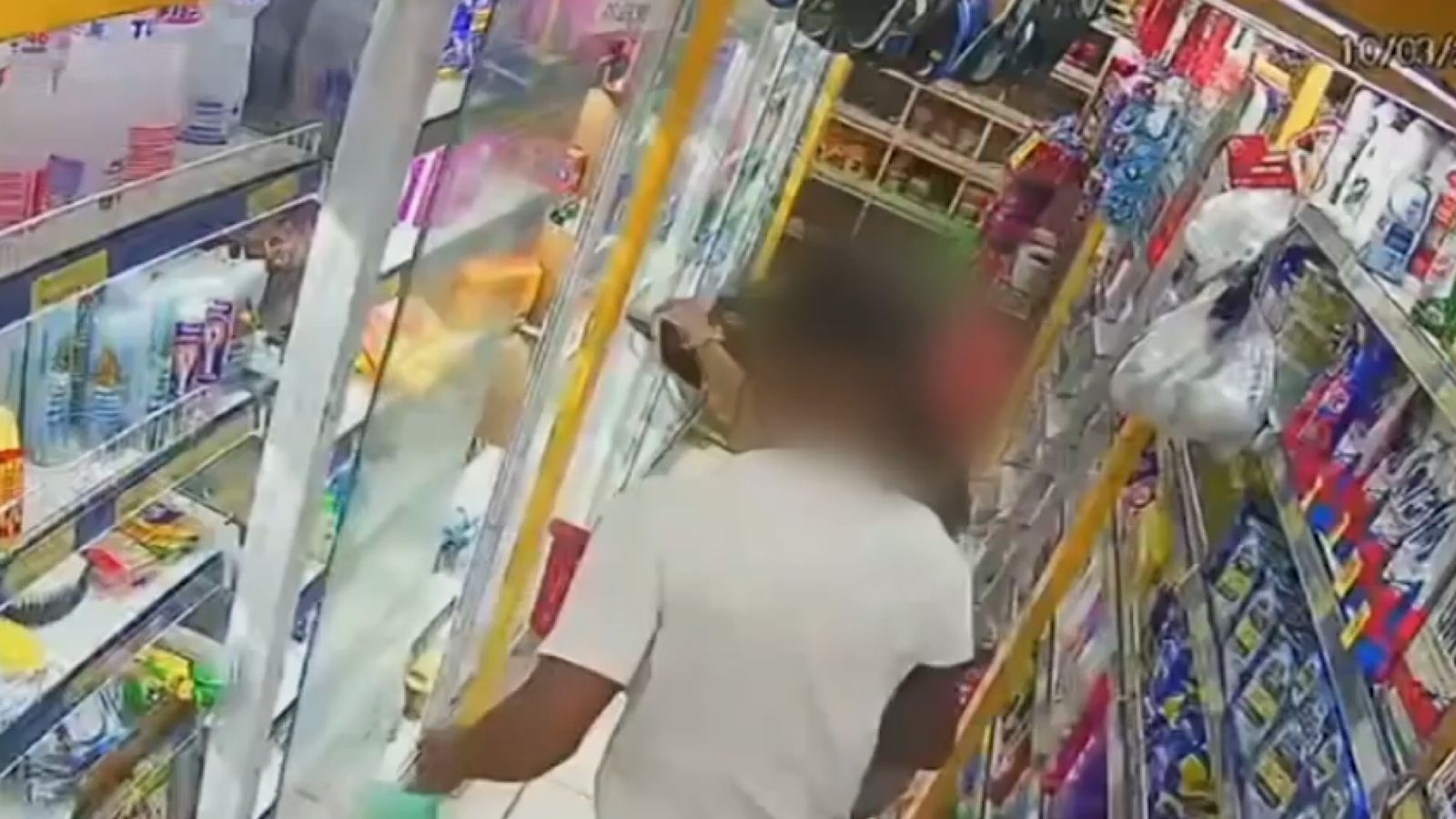 Homem é preso após dar 12 socos no rosto da namorada em mercado