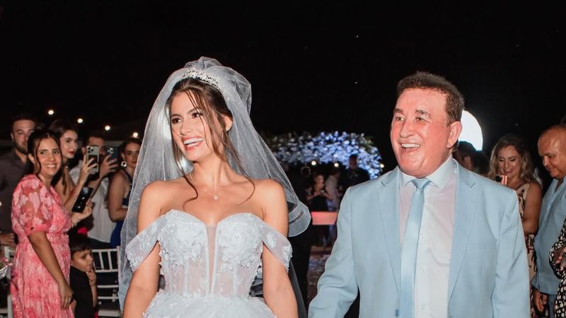 Amado Batista e esposa embarcam para lua de mel na Bahia após casamento