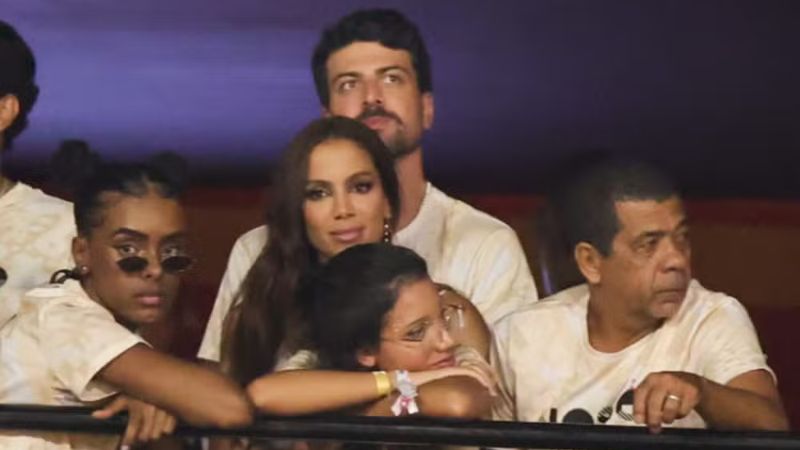 Anitta é flagrada em clima de romance com empresário na Sapucaí; saiba quem é