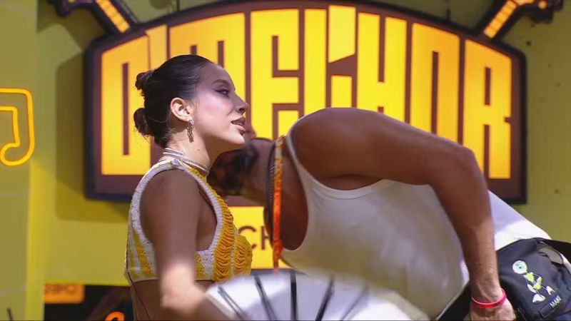 BBB 25: Rolou um clima? Maike ‘dá cheiro’ no pescoço de Renata durante festa; confira