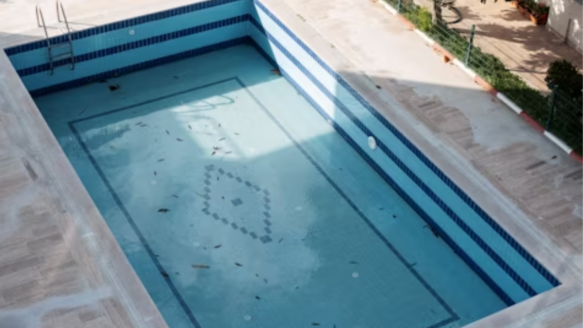 Bebê de 7 meses é encontrado morto em piscina por irmã de 7 anos