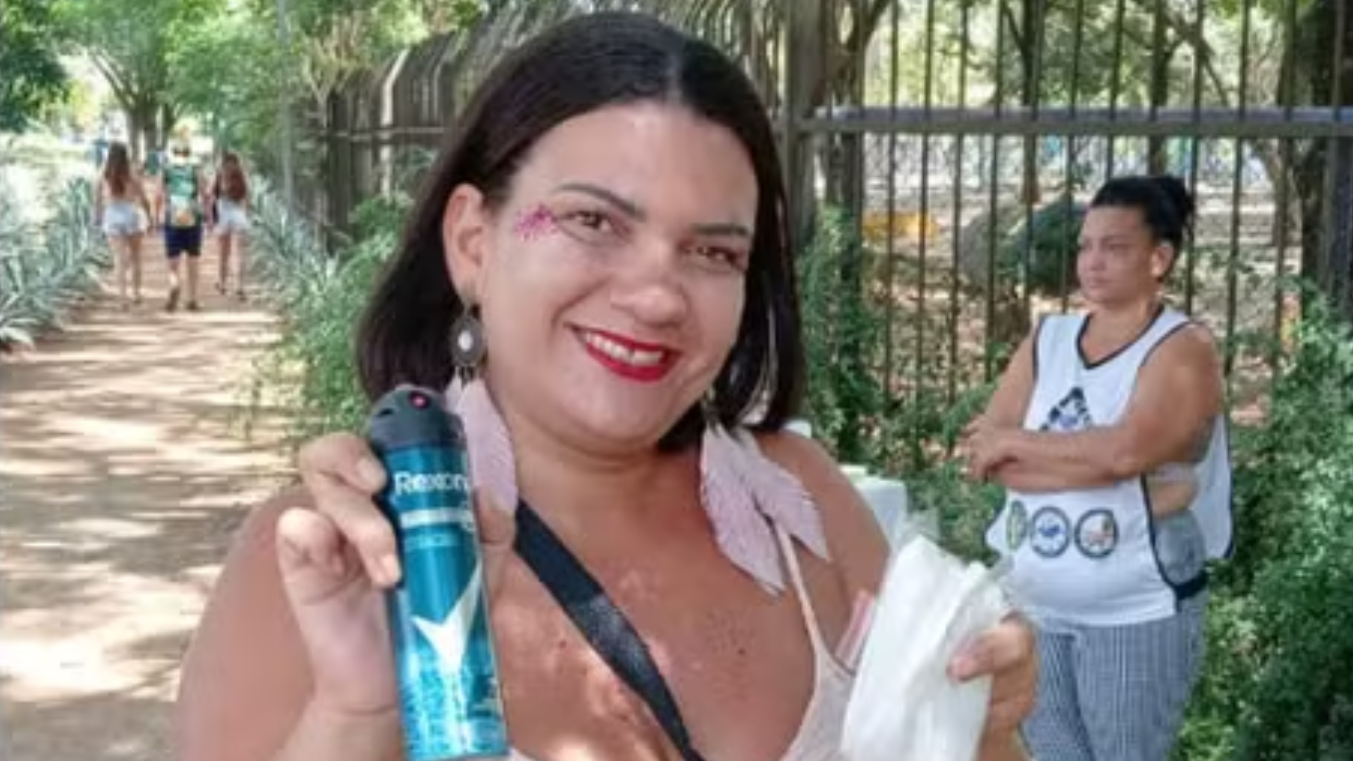Cecê? Jamais! Mulher lucra com borrifadas de desodorante em bloco de carnaval