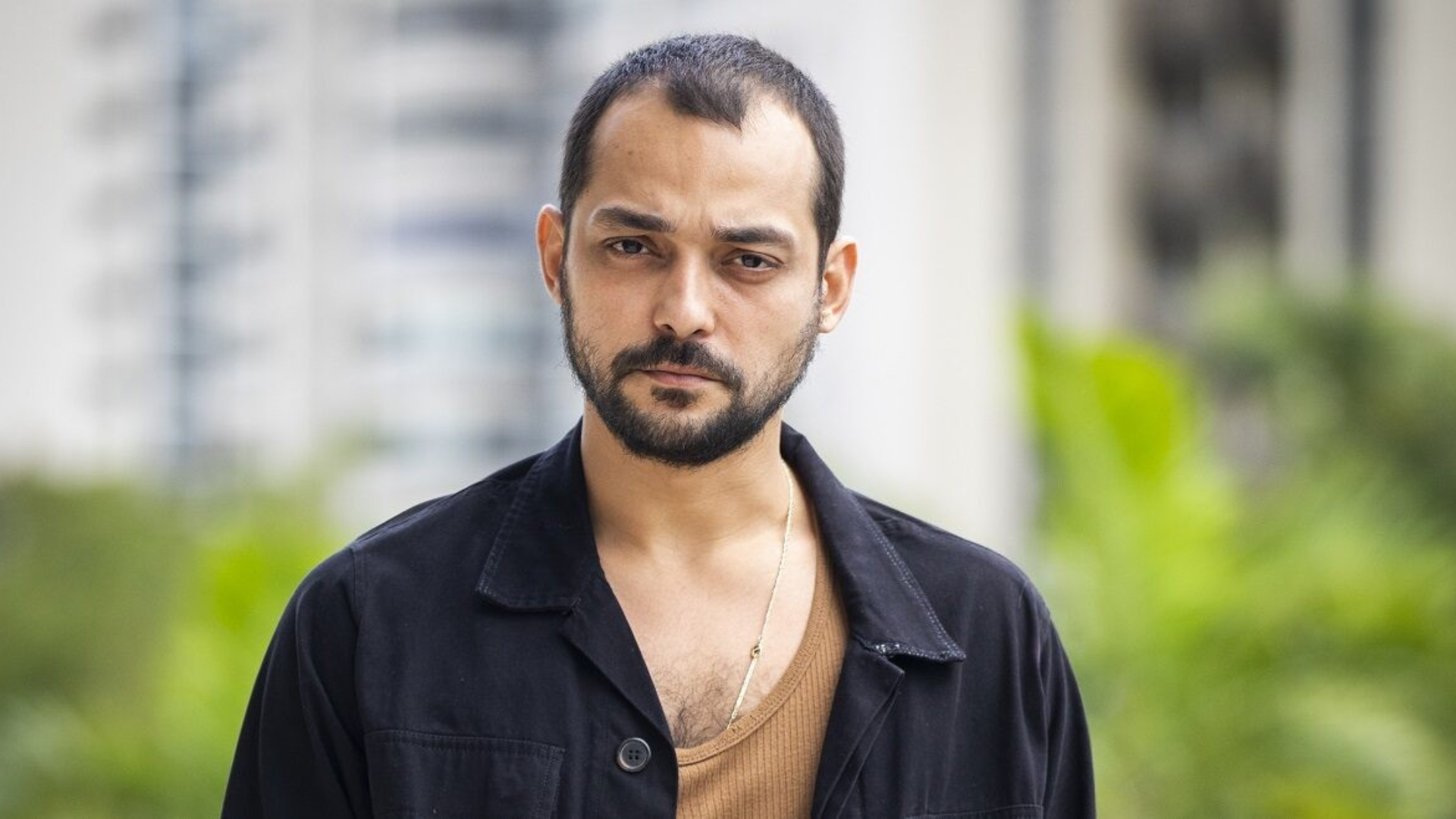 Eduardo Sterblitch quebra protocolo ao zombar de reality da Record ao vivo na Globo: ‘Desespero’