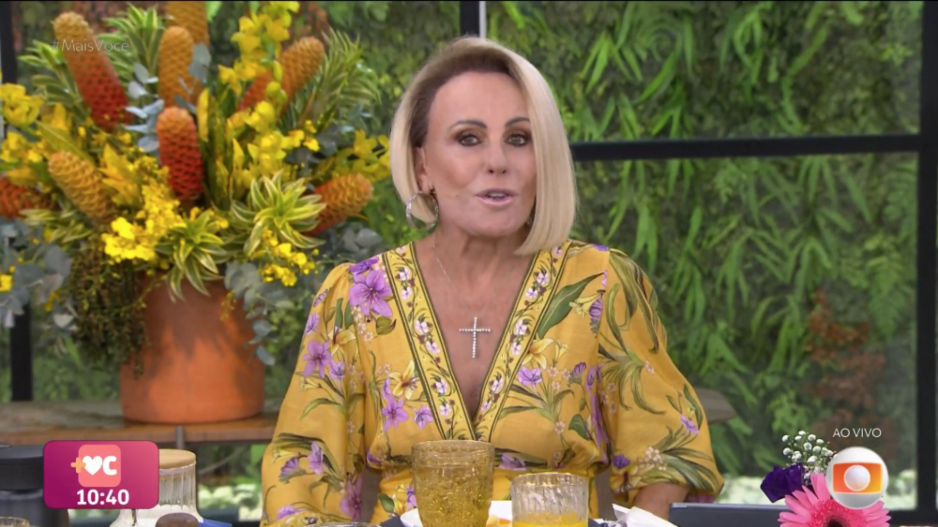 Ana Maria Braga comete gafe ao mandar beijo para cantora morta há 24 anos; veja o momento