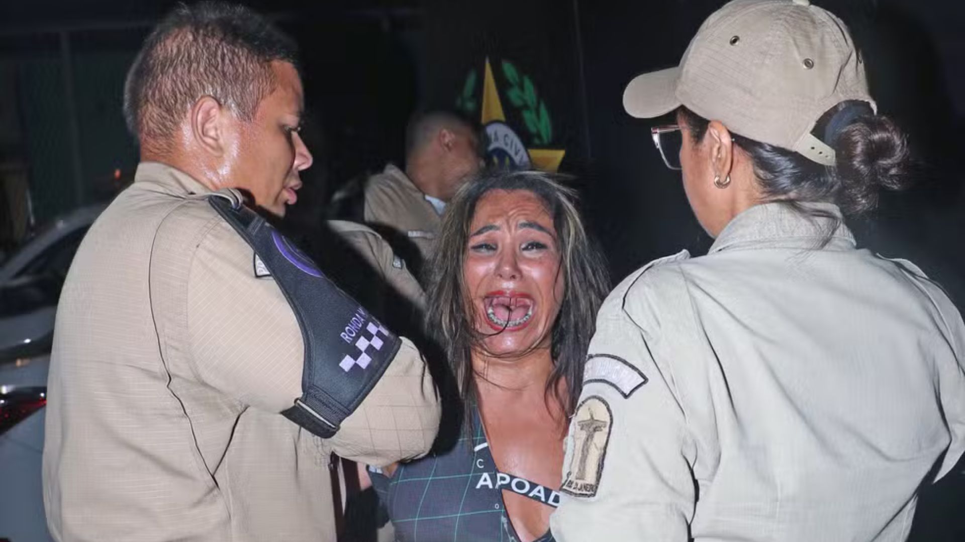 Mulher é presa por morder pessoas em camarote na Sapucaí; saiba mais
