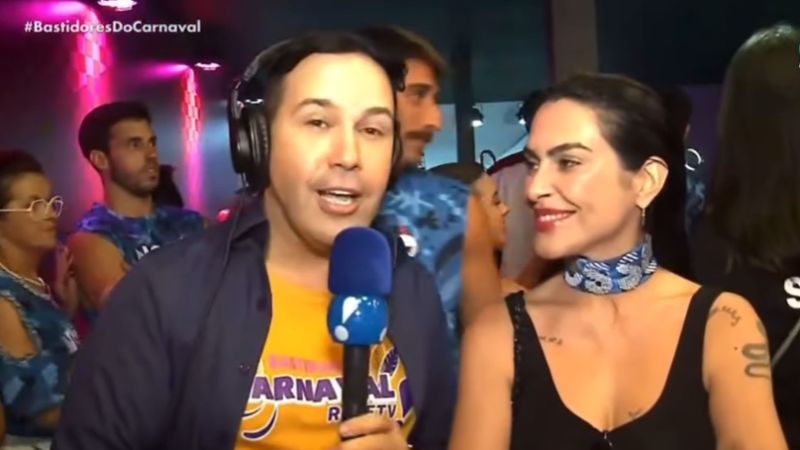 Climão! Repórter é corrigido ao vivo por Cleo após utilizar seu sobrenome: ‘Não sou mais’