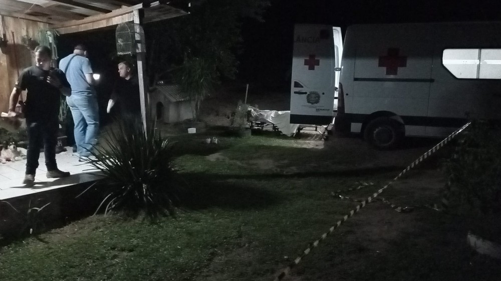 Pai e filho de 15 anos são mortos a tiros dentro de casa no RS